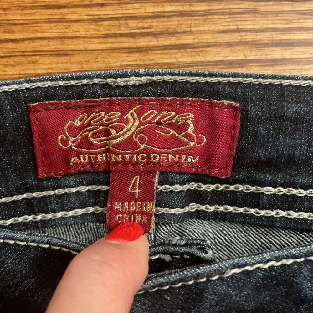 ONE 5 ONE Capri women’s jeans. Embellished, jeweled, stitching!!! Distressed - Picture 6 of 9
